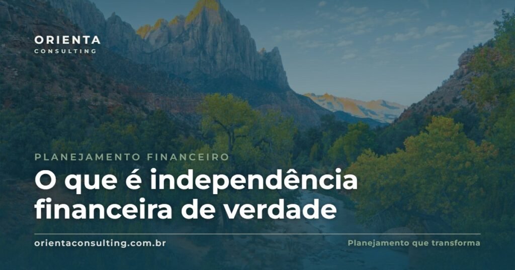 Vale com rio e montanhas ao entardecer — a liberdade de escolha que a independência financeira representa