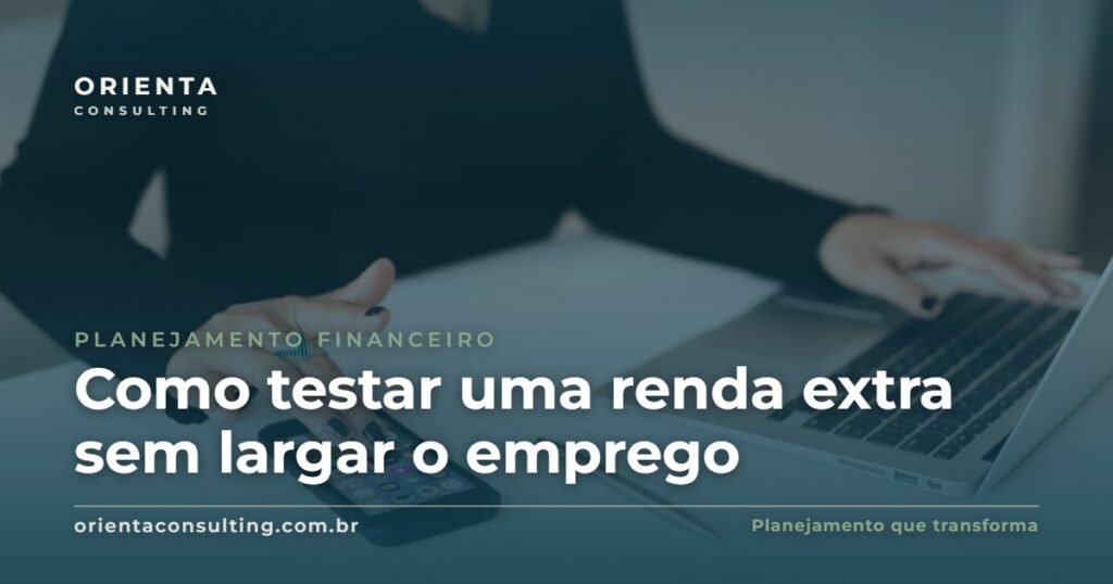 Pessoa trabalhando no laptop em casa — testar uma renda extra sem largar o emprego